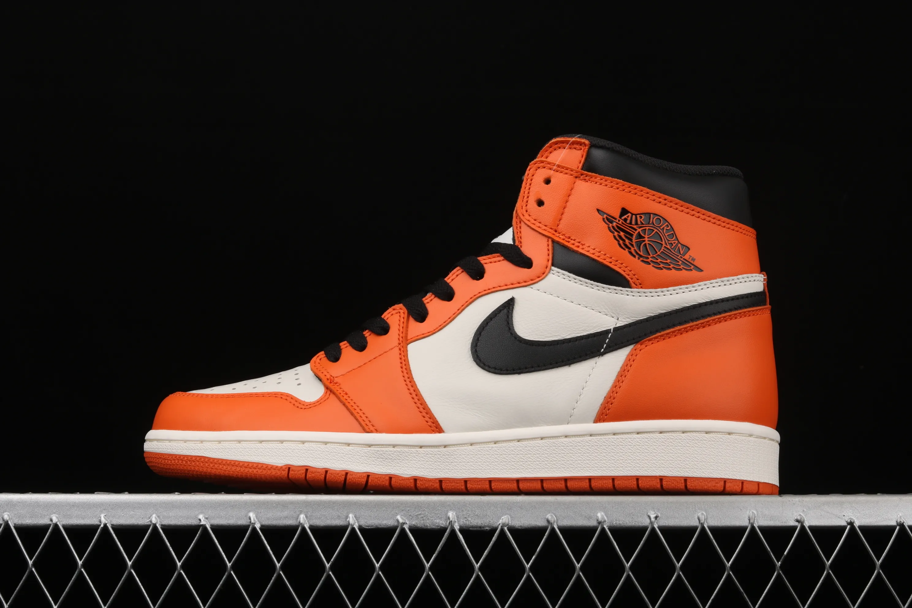 All categories Air Jordan Jordan series basketball shoes Air Jordan 1 High pure original version Air Jordan 1 Retro High OG AJ1 white orange Joe 1 white buckle broken 555088-113